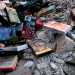 ...bustoni della spazzatura, resti di materiale edilizio e persino videocassette deturpano svariati metri quadri di terreno